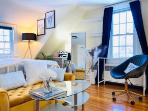 Luxurious Master Bedroom w/ 4K 65” TV, Netflix, Desk for Work & Makeup